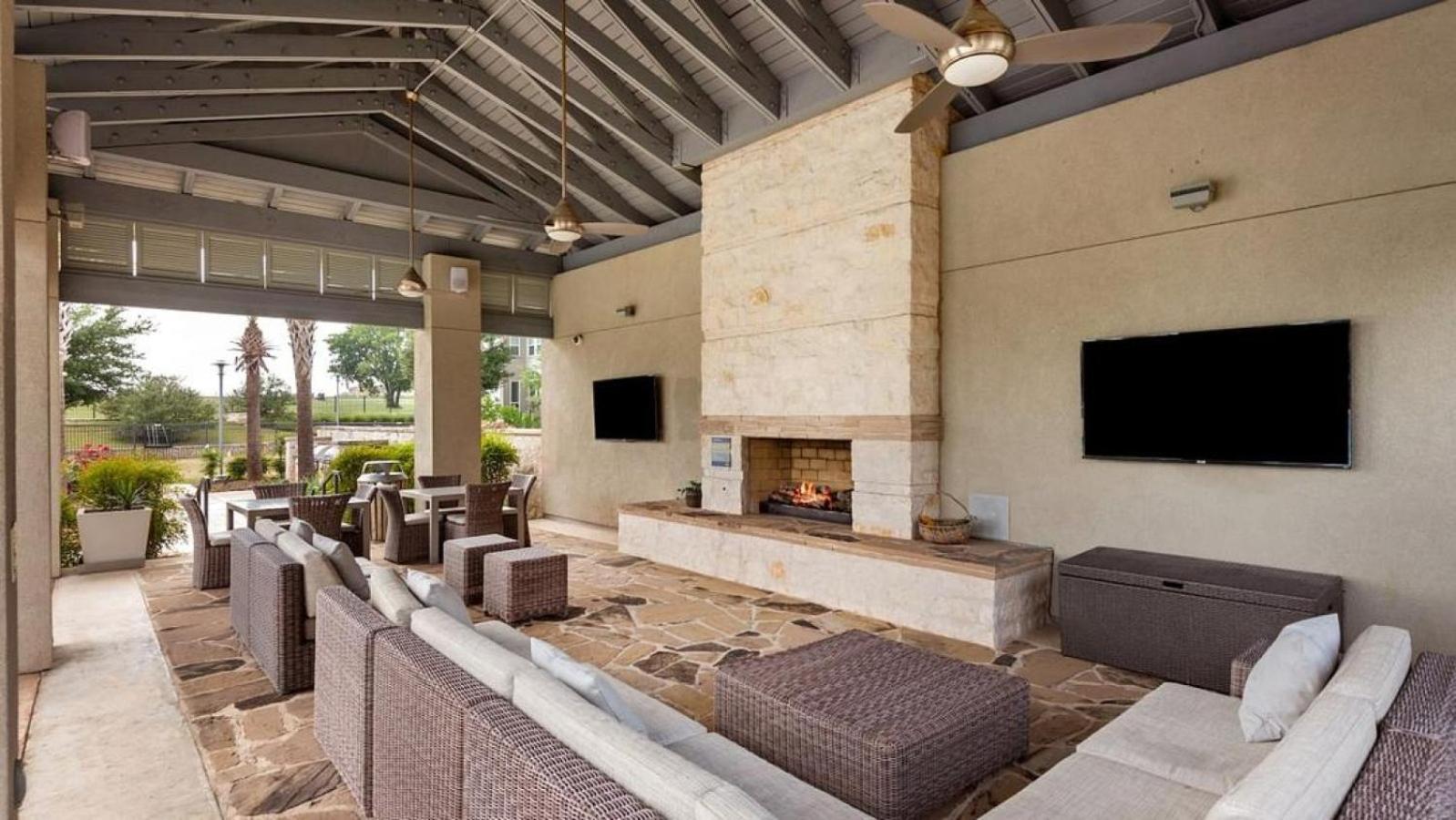 Landing At The Green At Plum Creek - 2 Bedrooms In Kyle Esterno foto